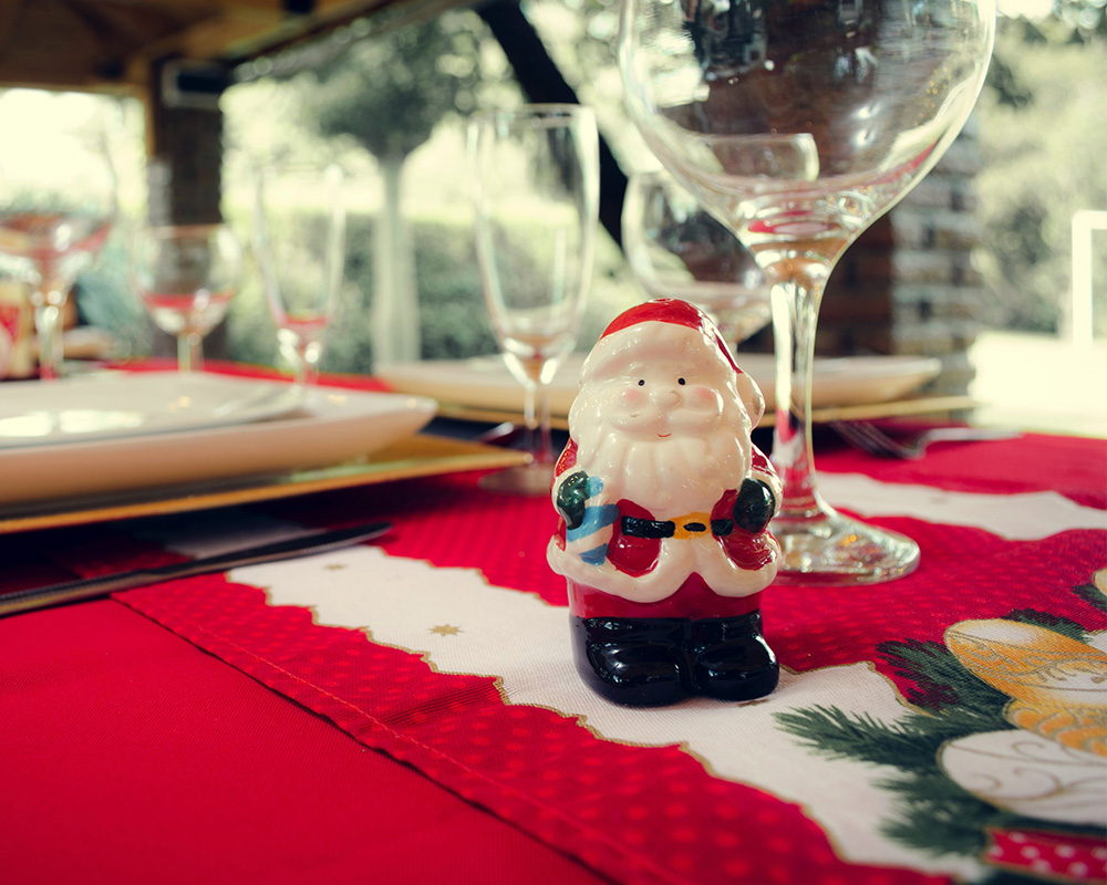 Dekoracija mize za božični večer: figurica Božička, namizni prt