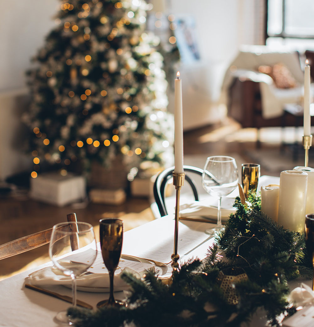 Božična notranja dekoracija in miza za božični večer s trstiko in svečami