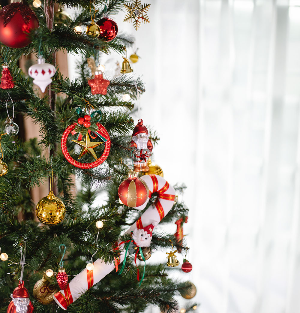 Okraski na božičnem drevesu: bomboni, zvezde in obeski