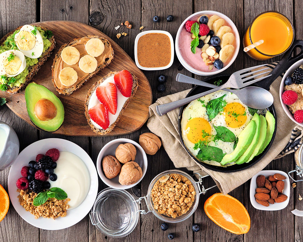 Miza z zdravimi izdelki: sadje, zelenjava, ovseni kosmiči