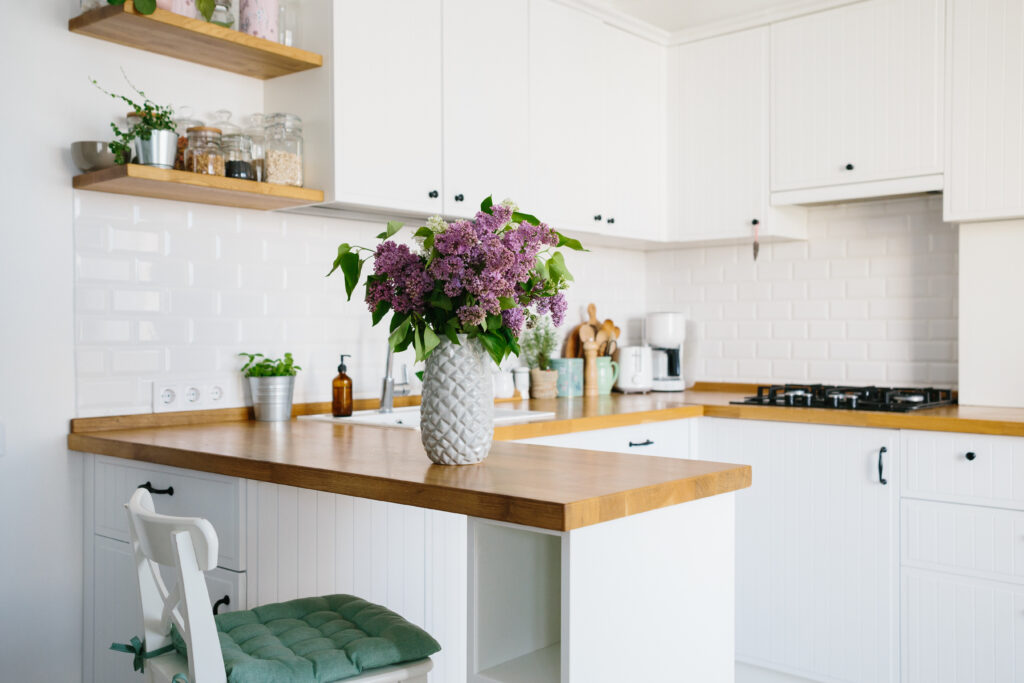 Majhna kuhinja z belim pohištvom v skandinavskem slogu
