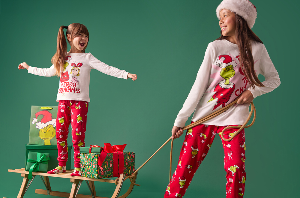 Dekleta se igrajo v Grinchovi pižami