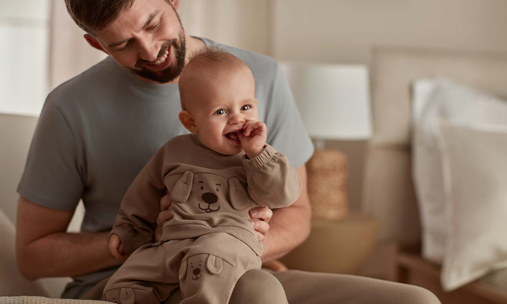 Otrok v očetovem naročju