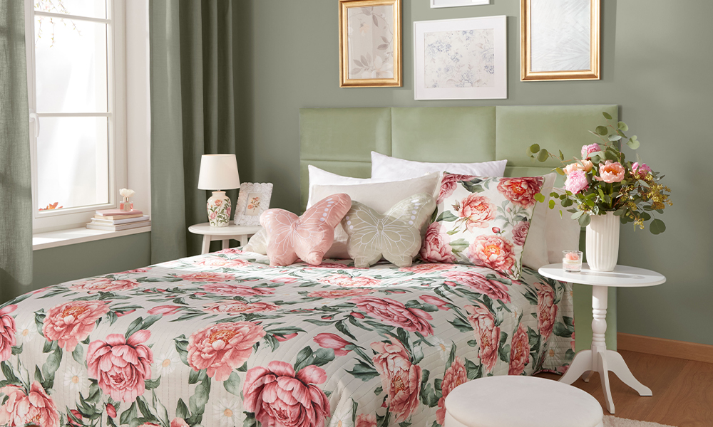 Spalnica okrašena z dodatki na temo potonik