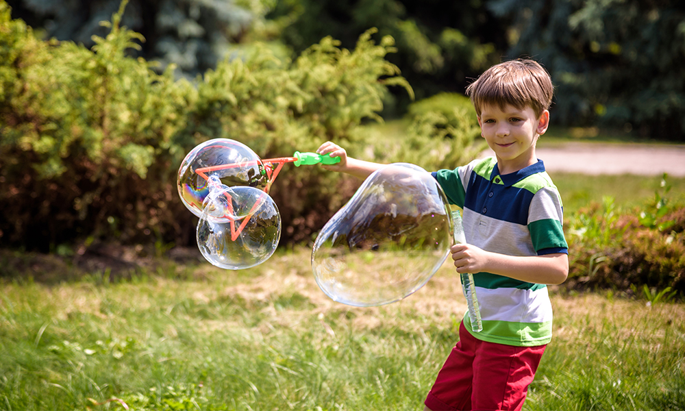 Deček piha mehurčke